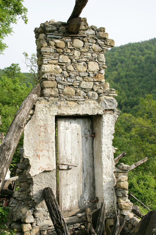 Borghi abbandonati in Val Borbera / Abandoned Villages in Val Borbera — photograph by Alessandro Vicario