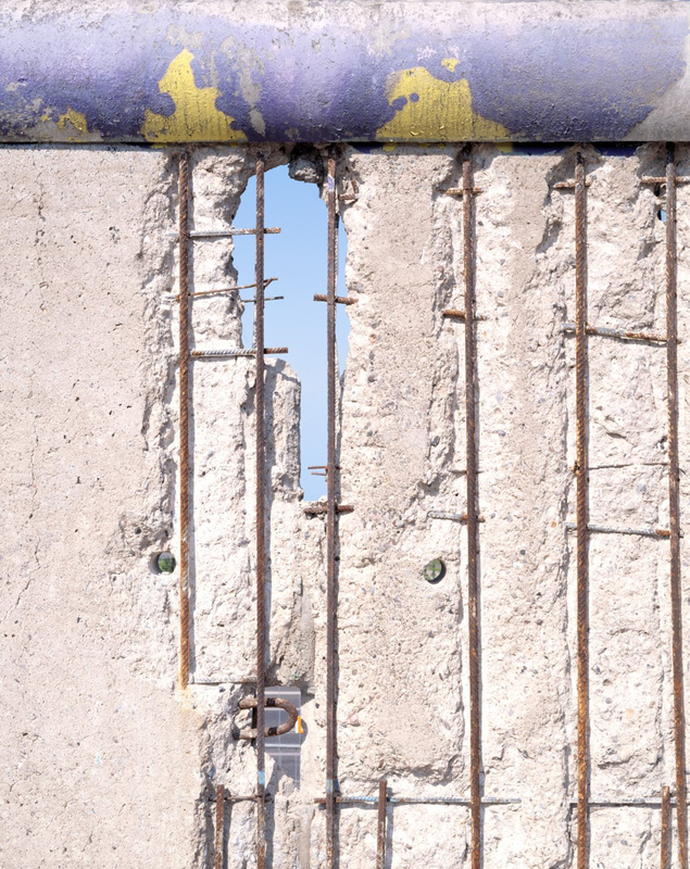 Senza titolo / Untitled. Rear of the East Side Gallery, Mühlenstraße, Berlin, 2009 (184 × 146 cm)