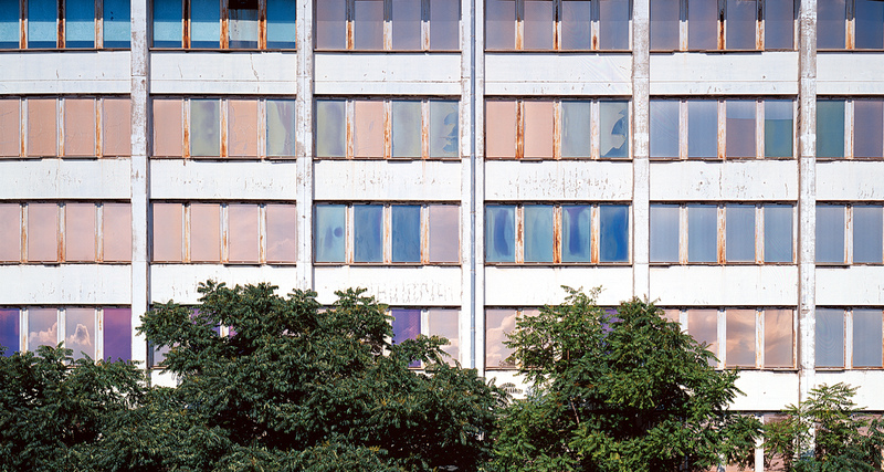 Facciata di edificio abbandonato / Façade of an abandoned building, East Berlin, 2003